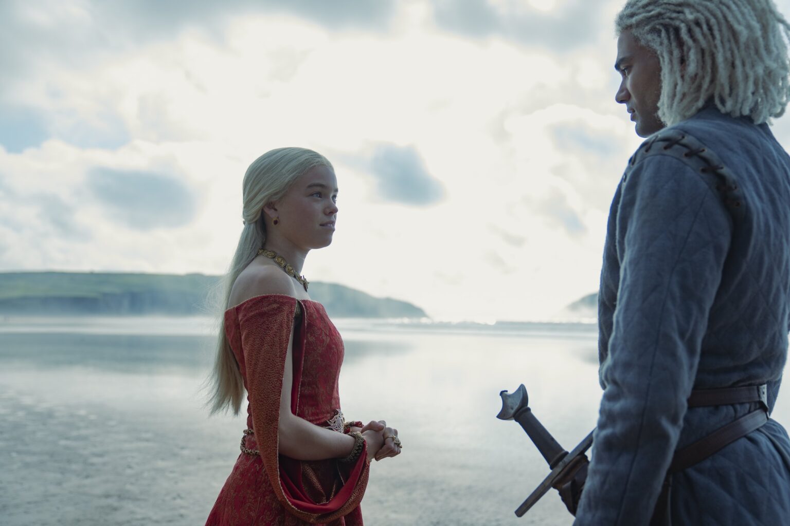 Quatro perguntas que A Casa do Dragão precisa responder Milly Alcock como Rhaenyra Targaryen e Theo Nate como Laenor Velaryon em A Casa do Dragão
