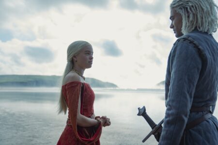 Milly Alcock como Rhaenyra Targaryen e Theo Nate como Laenor Velaryon em A Casa do Dragão