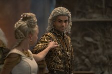 Milly Alcock como Rhaenyra Targaryen e Theo Nate como Laenor Velaryon em A Casa do Dragão