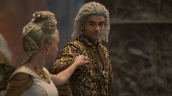 Milly Alcock como Rhaenyra Targaryen e Theo Nate como Laenor Velaryon em A Casa do Dragão