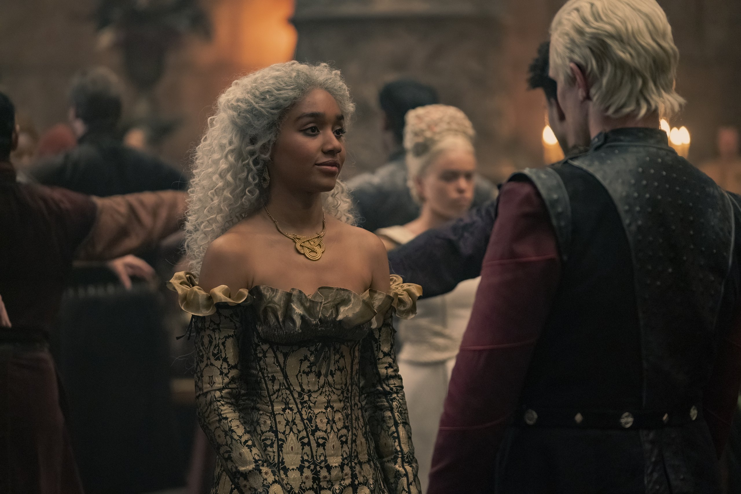 Savannah Steyn como Laena Velaryon e Math Smith como Daemon Targaryen em A Casa do Dragão
