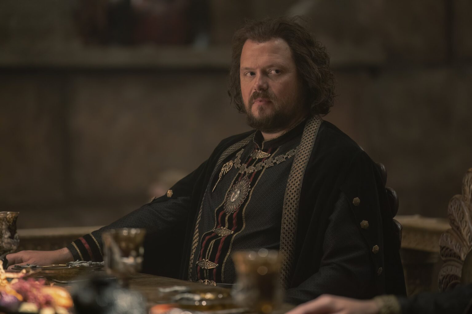 Maldição de Harrenhal explicada e como se conecta a Game of Thrones Gavin Spokes como Lord Lyonel Strong em A Casa do Dragão