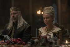 Paddy Considine como Viserys e Milly Alcock como Rhaenyra Targaryen em A Casa do Dragão