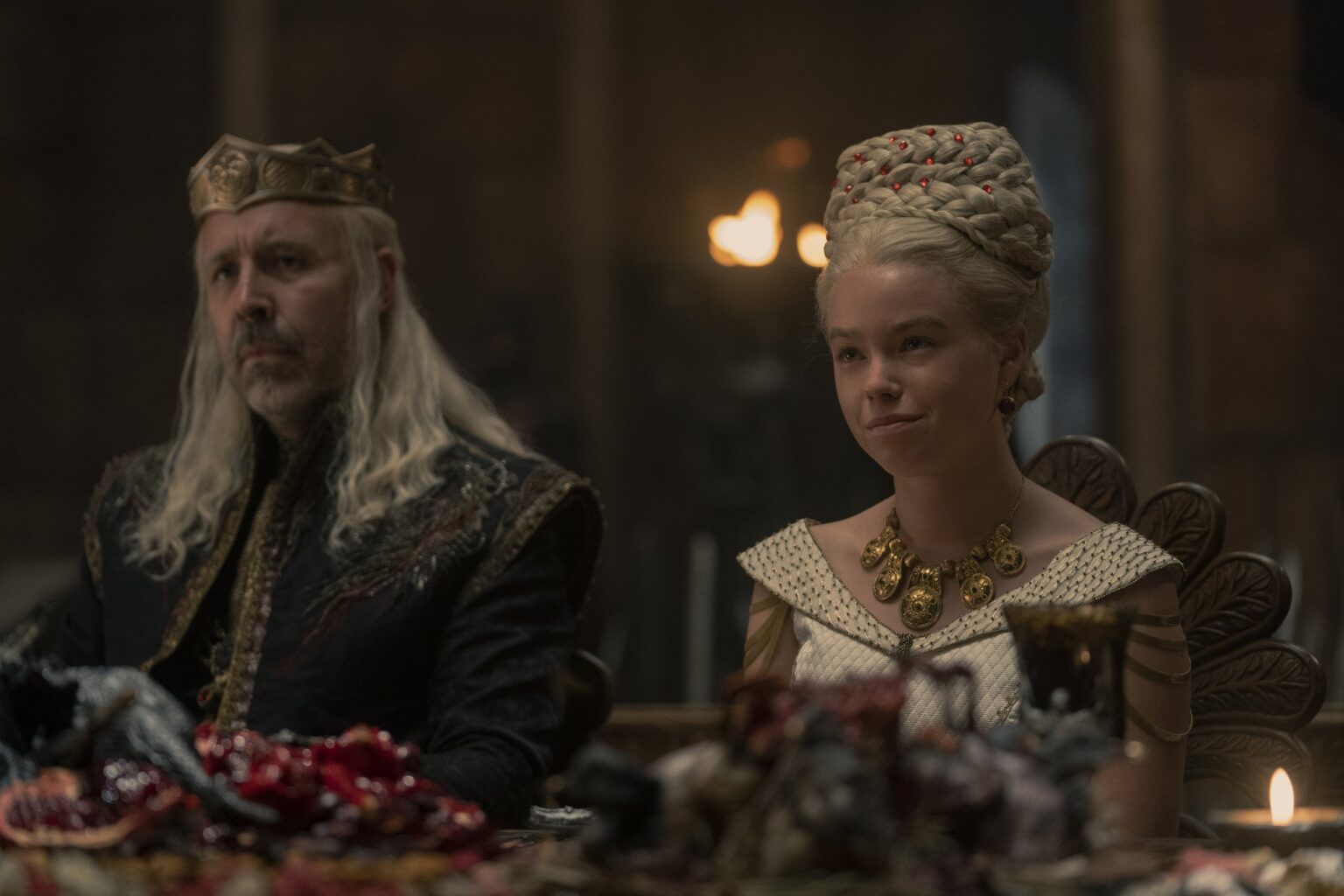 As principais lições que Viserys ensinou a Rhaenyra em A Casa dos Dragões Paddy Considine como Viserys e Milly Alcock como Rhaenyra Targaryen em A Casa do Dragão