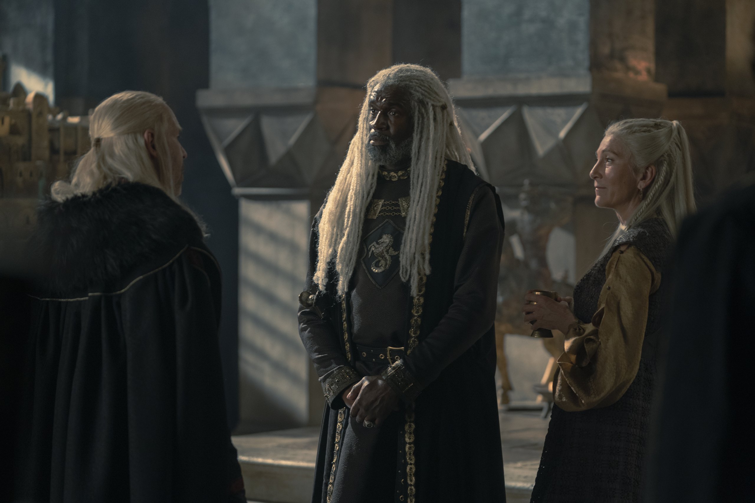 Paddy Considine como Viserys e Steven Toussaint como Corlys Velaryon em A Casa do Dragão