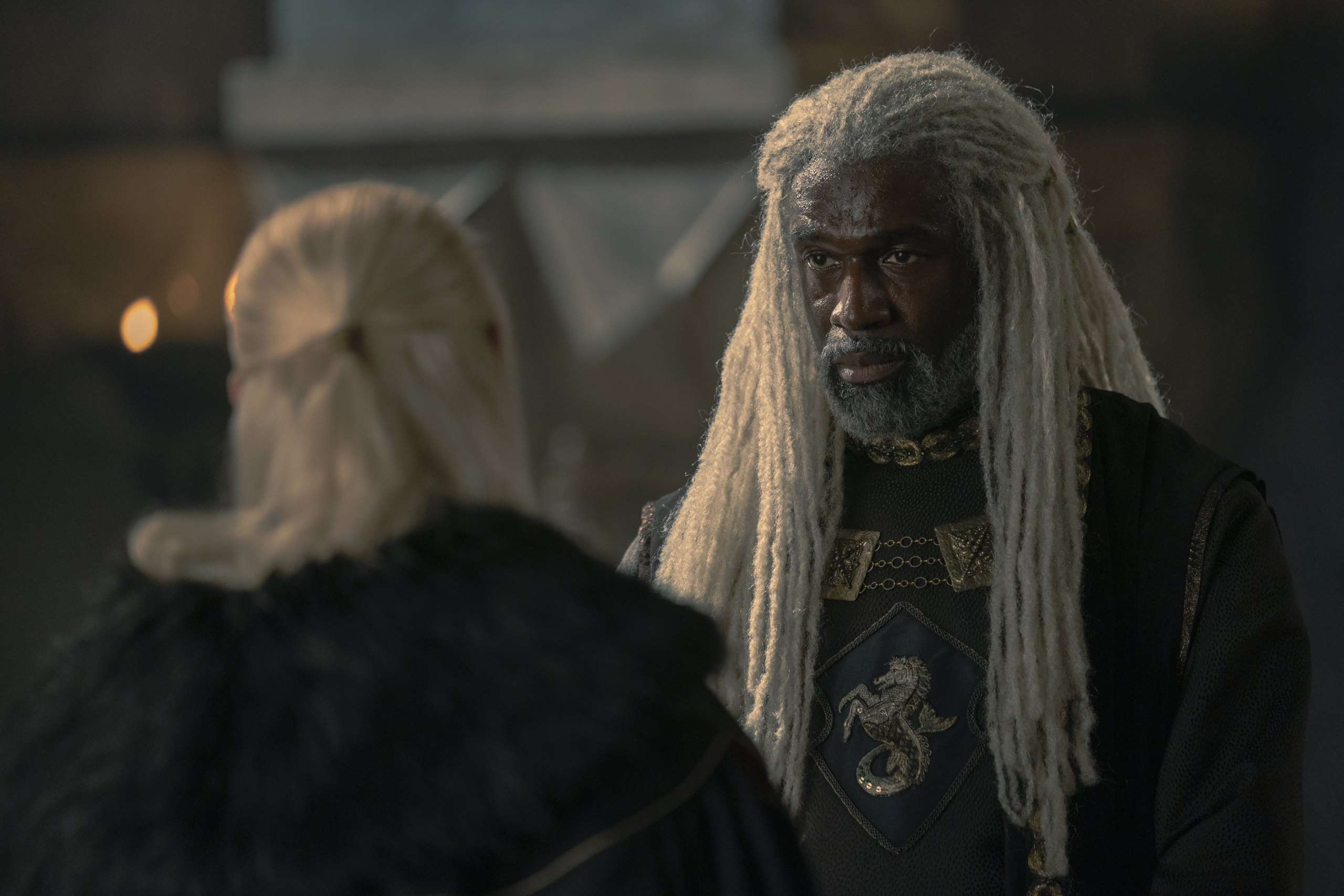 Paddy Considine como Viserys e Steven Toussaint como Corlys Velaryon em A Casa do Dragão