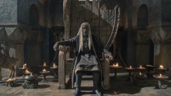 Steven Toussaint como Corlys Velaryon em A Casa do Dragão