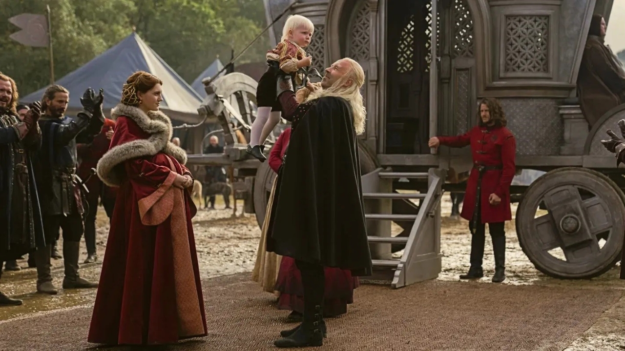 Alicent (Emily Carey), Viserys (Paddy Considine) e Aegon em A Casa do Dragão (Reprodução / HBO)
