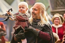 Aegon e Viserys (Paddy Considine) em A Casa do Dragão (Reprodução / HBO)