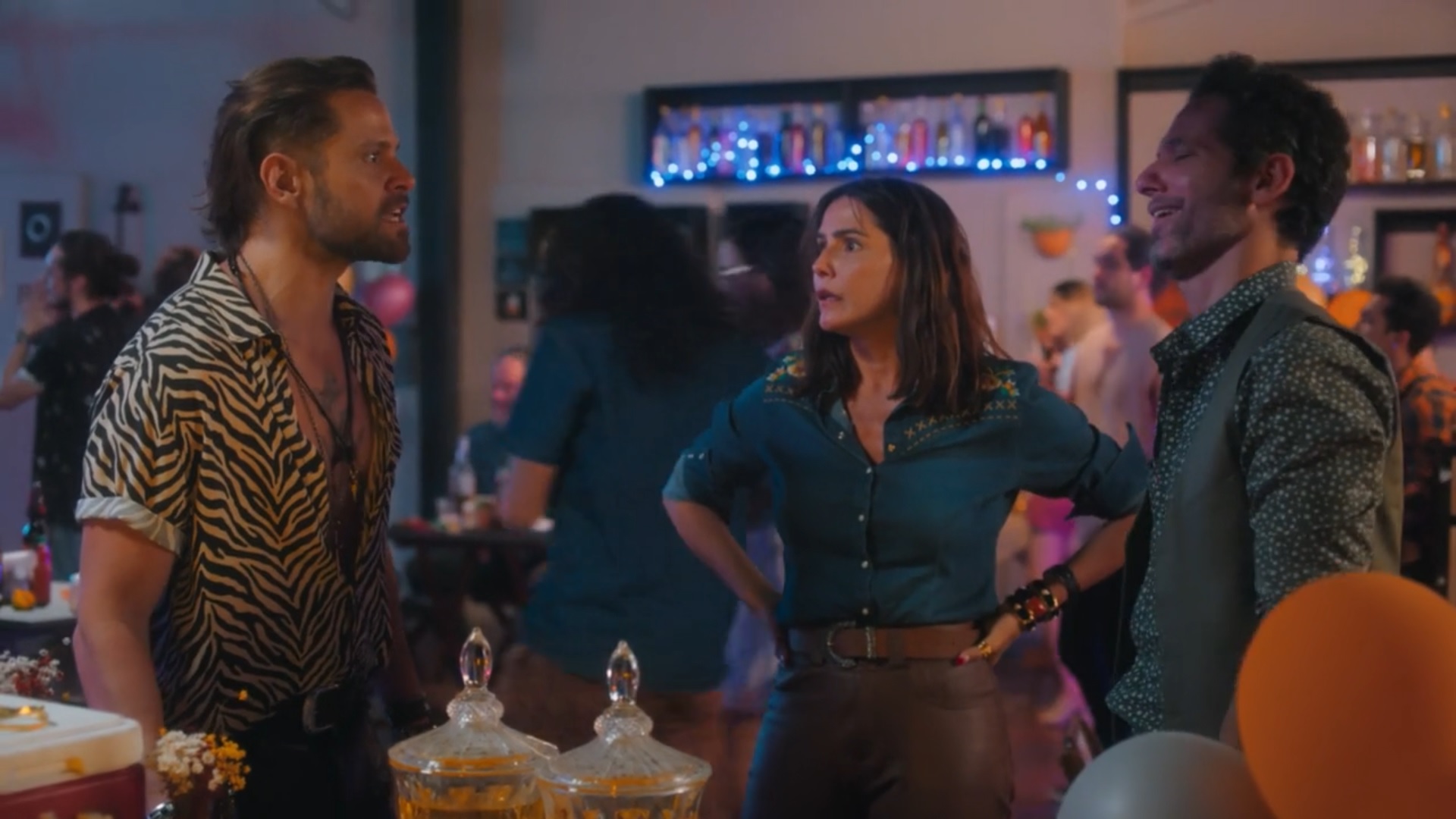 Astro de Rensga Hits conta história hilária sobre escalação para a série 2 Deivid Cafajeste, e Isaias discutem enquanto MArlene tenta apaziguar os dois em cena de Rensga Hits
