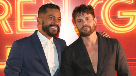 Os atores Alejandro Claveaux e Samuel de Assis posam para uma foto na festa de lançamento da série Rensga Hits