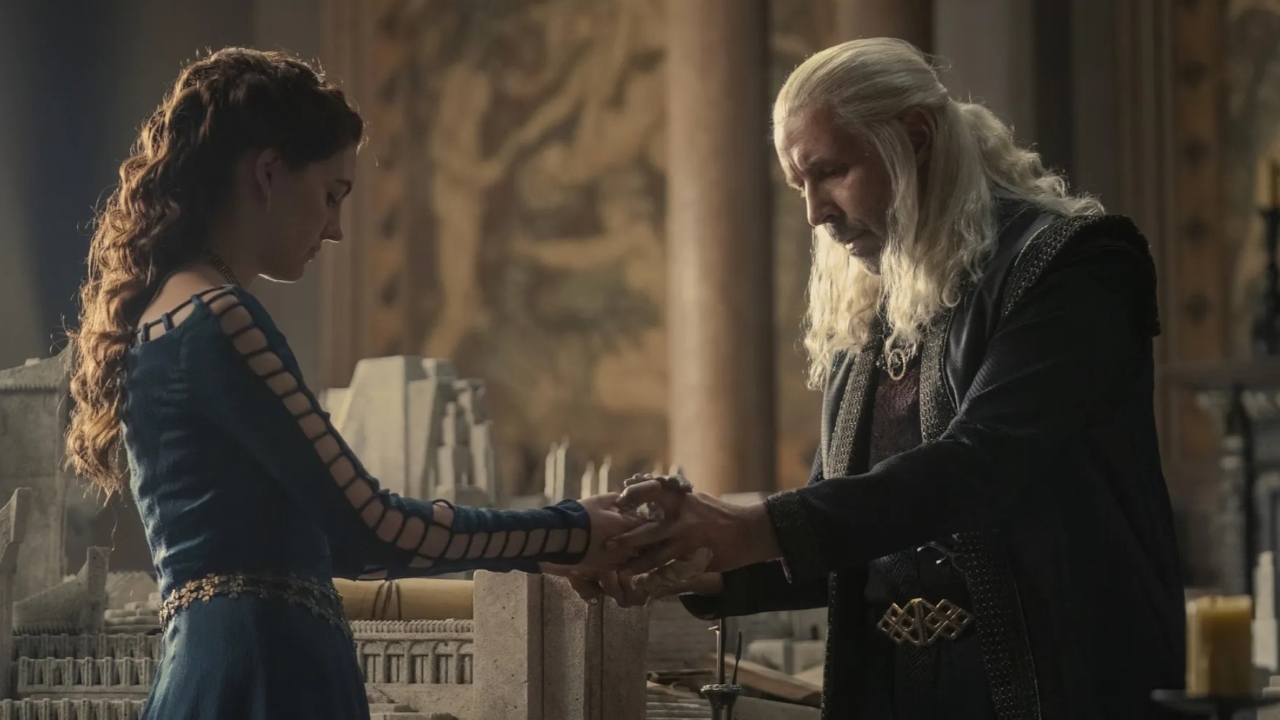 Alicent (Emily Carey) e Viserys (Paddy Considine) em A Casa do Dragão (Reprodução / HBO)