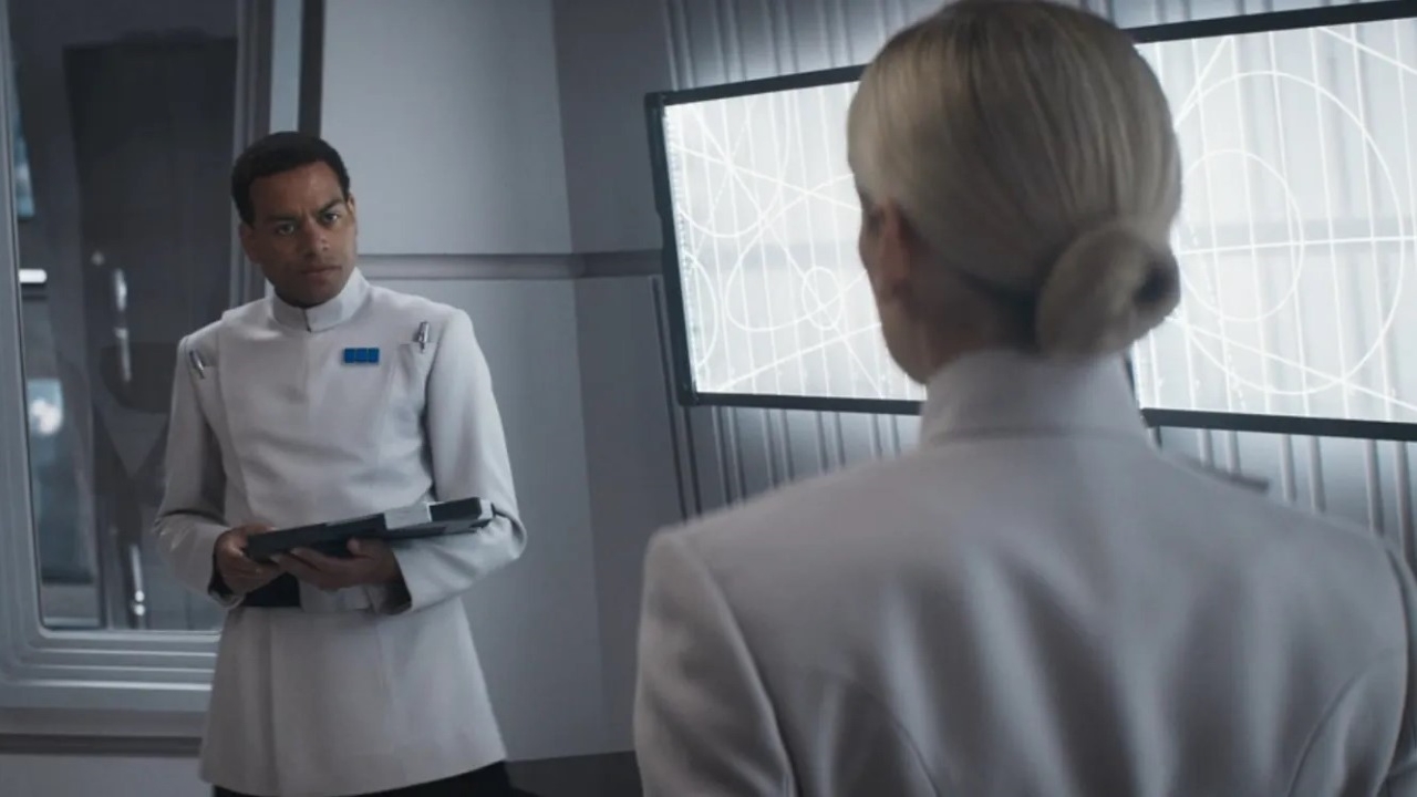 Blevin (Ben Bailey Smith) e Dedra (Denise Gough) em Andor (Reprodução / Disney+)