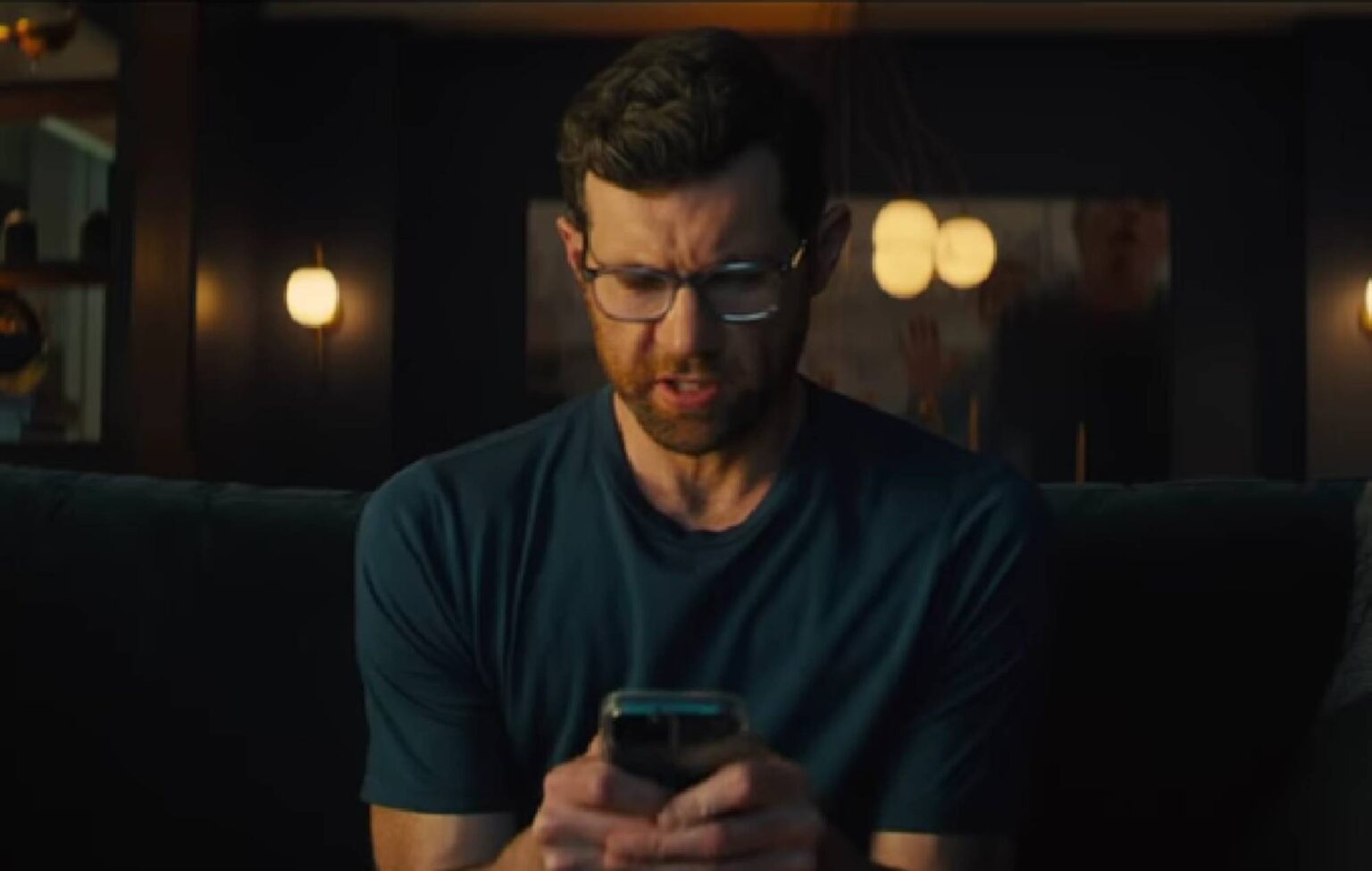 Banido do Tinder duas vezes, ator se revolta com aplicativo: “vou ficar no Grindr” Billy Eichner como Bobby em Mais que Amigos Friends Reproducao