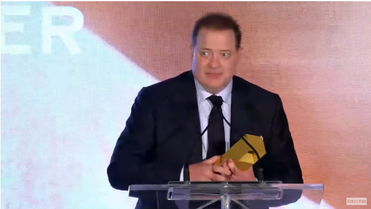 Globo de Ouro não será transmitido no Brasil 2 Brendan Fraser ficou emocionado ao receber prêmio de Melhor Ator por The Whale no Festival de Toronto (Reprodução Youtube)