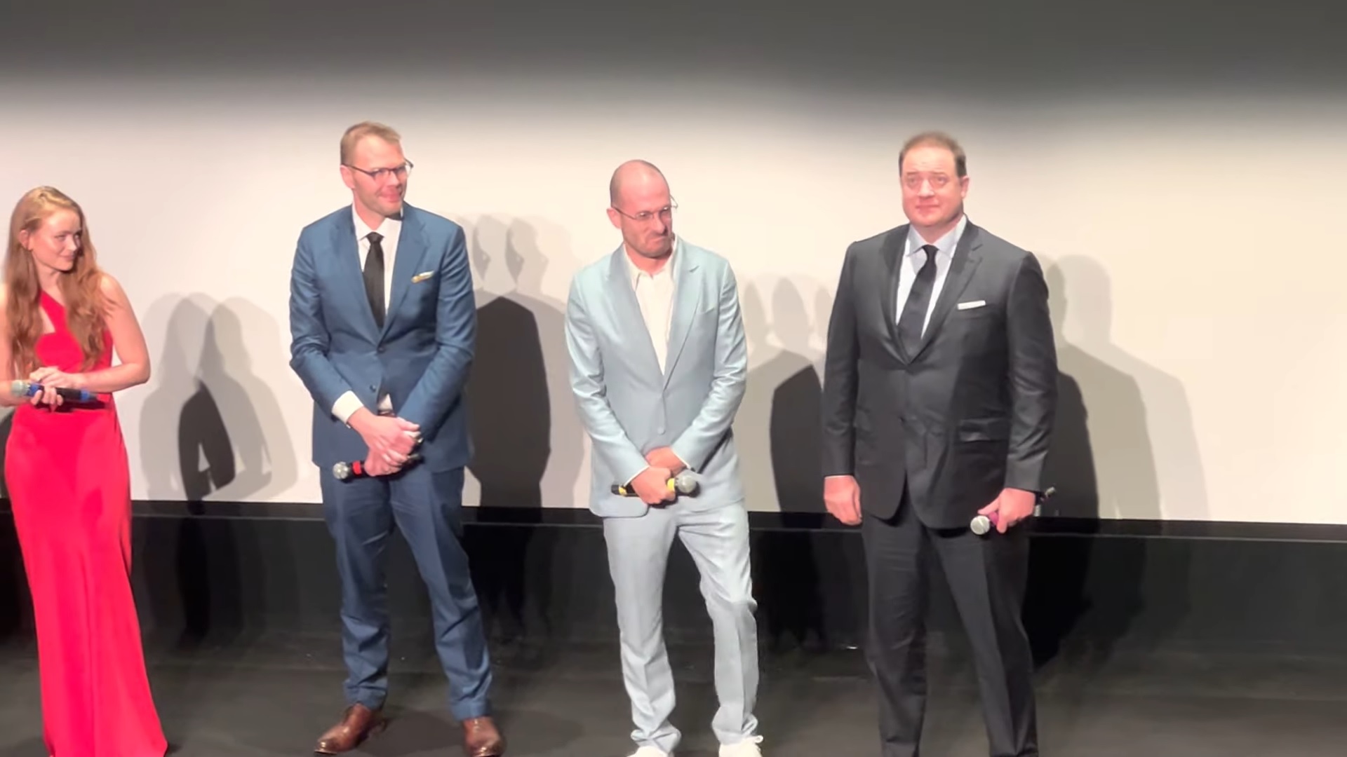 Brendan Fraser cai no choro ao receber prêmio pela primeira vez na vida 1 Brendan Fraser foi as lagrimas ao ser ovacionado antes da estreia de The Whale no Festival de Toronto Reproducao Youtube