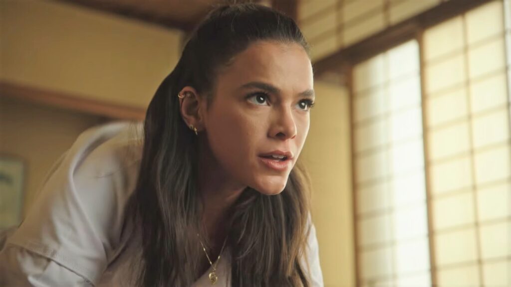 Bruna Marquezine vira mestre de Karatê e flerta com foto de Xolo Maridueña em vídeo da Netflix Bruna Marquezine em vídeo da Netflix