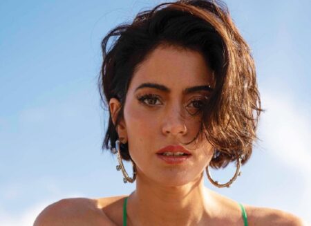 Carol Castro quase contatou Luma antes de interpretá-la em filme: “melhor ficar na minha” Carol Castro posa em uma foto de rosto onde aparece de cabelos curtos usando brincos de argola
