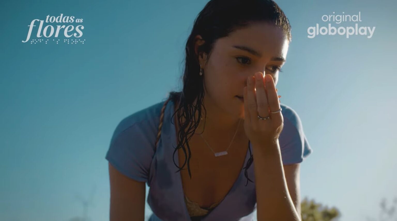 Cega sofre preconceito e é passada para trás em teaser de Todas as Flores Cena do teaser de Todas as Flores Reproducao Youtube