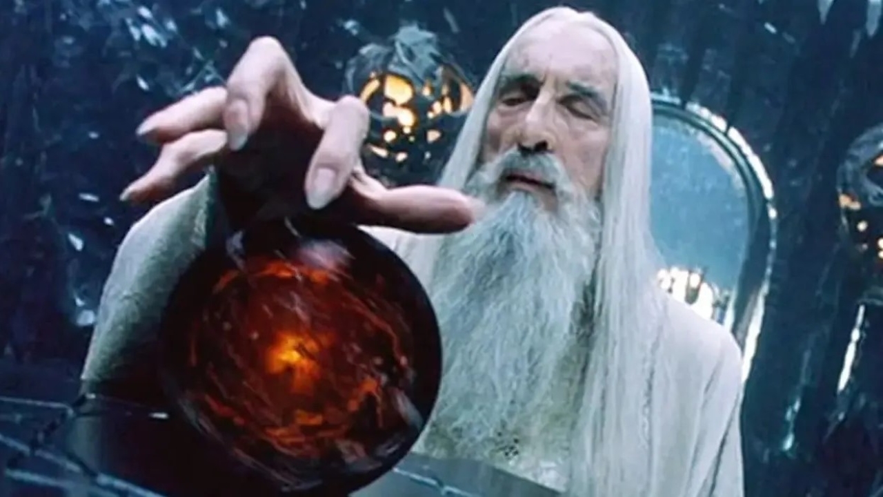 Saruman (Christopher Lee ) usando uma Palantir em O Senhor dos Anéis (Reprodução)