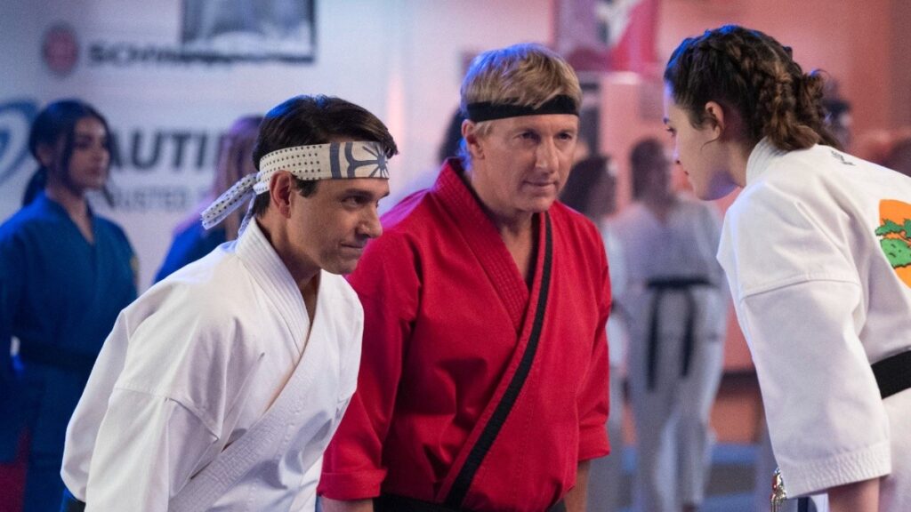 Franquia Karatê Kid ainda terá GRANDE futuro após fim de Cobra Kai; entenda Ralph Macchio como Daniel LaRusso, William Zabka como Johnny Lawrence, e Mary Mouser como Samantha LaRusso em Cena de Cobra Kai (Reprodução/Netflix)