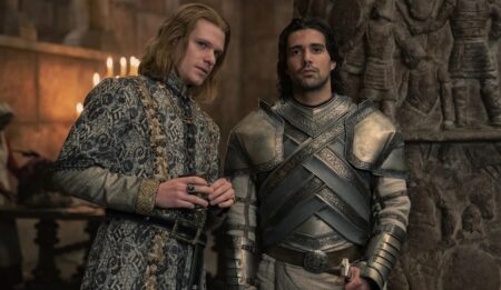 Solly McLeod como Joffrey Lonmouth e Fabien Frankel como Criston Cole em A Casa do Dragão