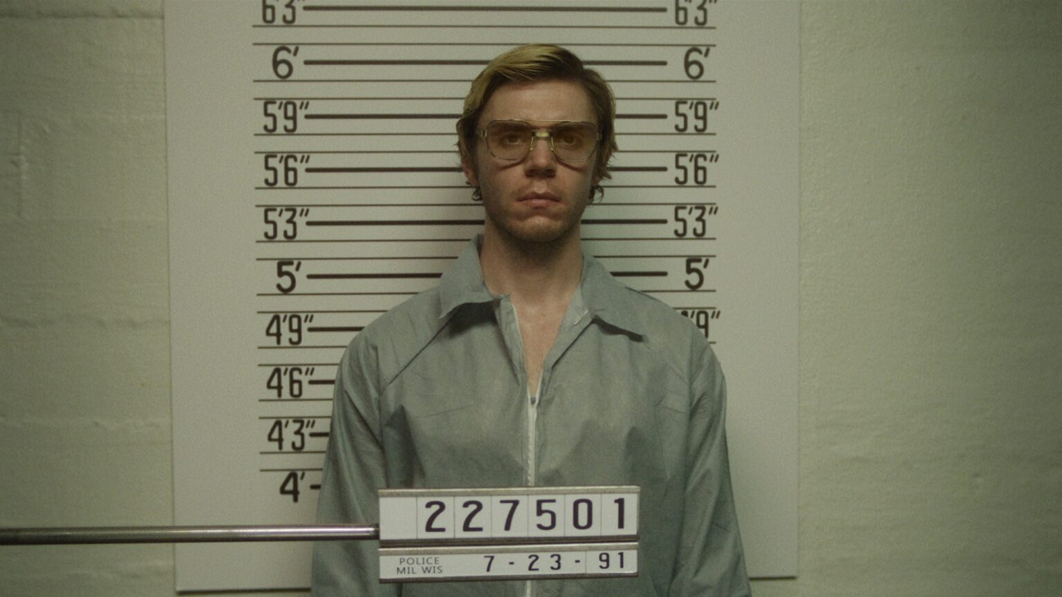 Dahmer | Ryan Murphy explica por que não entrou em contato com pai do assassino na vida realnão foi contatado para a série? Evan Peters como Jeffrey Dahmer em Dahmer