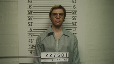 Evan Peters como Jeffrey Dahmer em Dahmer