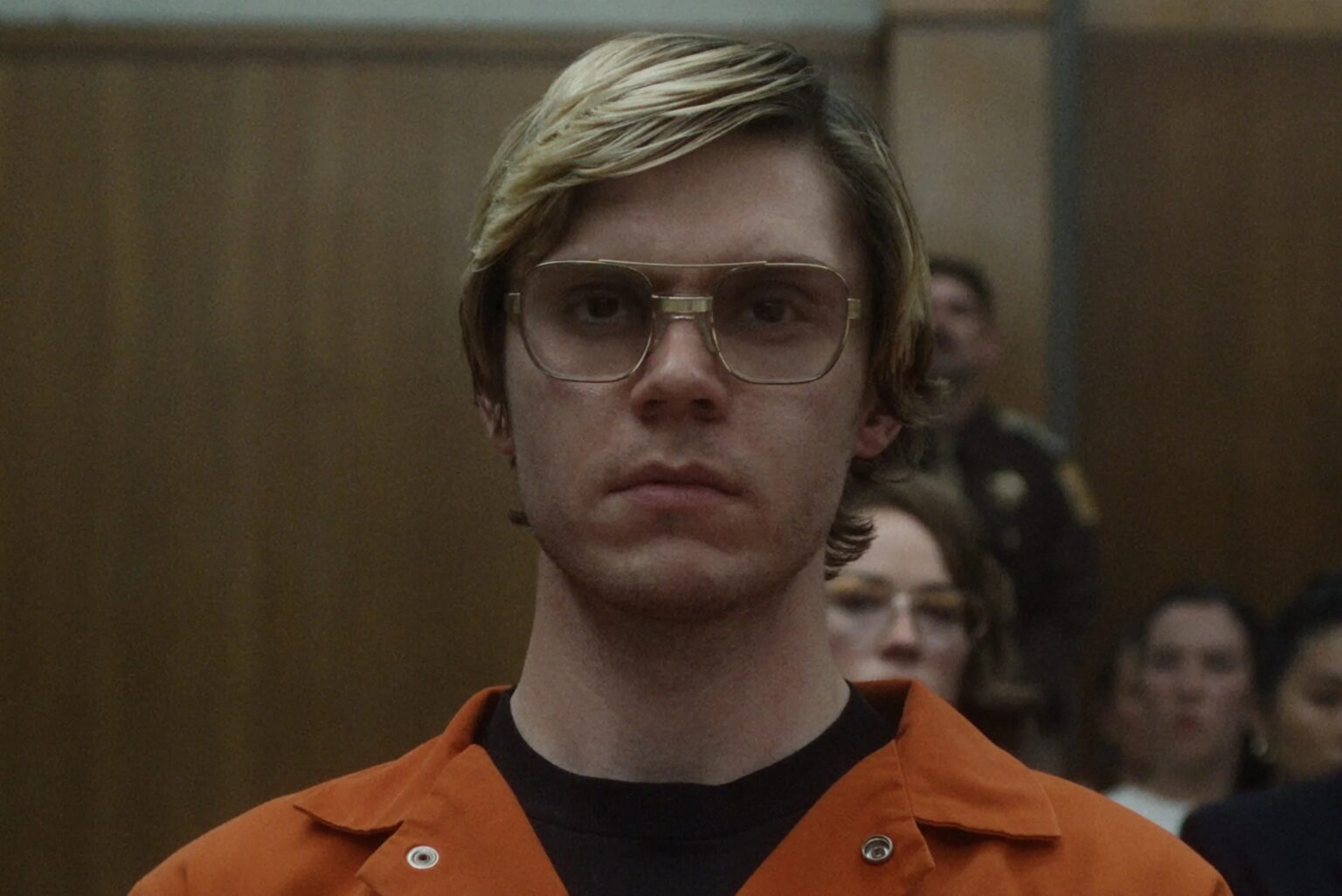 Evan Peters como Jeffrey Dahmer em Dahmer: Um Canibal Americano
