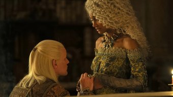 Laena Velaryon (Nanna Blondell) e Daemon Targaryen (Matt Smith) em cena de A Casa do Dragão (Reprodução / HBO)