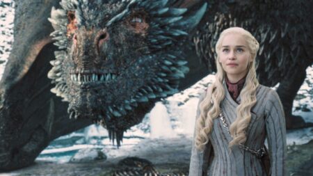 Emilia Clarke em Game of Thrones (Reprodução / HBO)