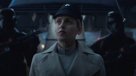 Denise Gough como Dedra Meero em Andor (Reprodução / Disney+)