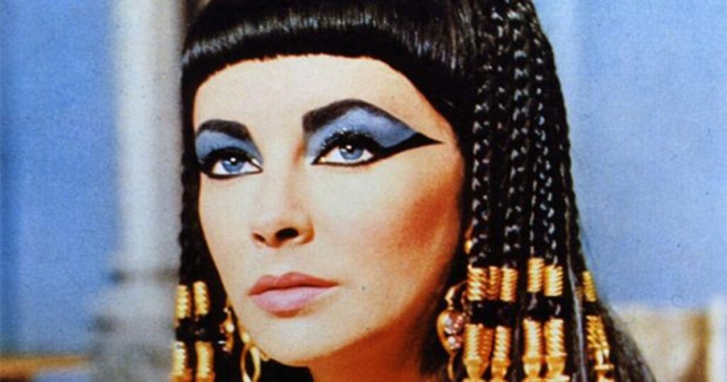 Filme clássico teve pulada de cerca, gritaria e quase morte nos bastidores Elizabeth Taylor como Cleópatra em Cleópatra (Reprodução)