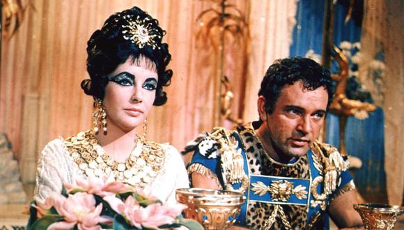 Filme clássico teve pulada de cerca, gritaria e quase morte nos bastidores 2 Elizabeth Taylor e Richard Burton em cena de Cleópatra (Reprodução)