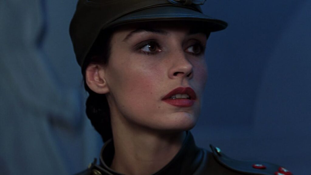 Atriz de 007 diz que ser Bond Girl foi maldição: “fui jogada aos lobos” Famke Janssen como Xenia Onatopp em 007 Contra GoldenEye (Reprodução)