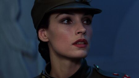 Atriz de 007 diz que ser Bond Girl foi maldição: “fui jogada aos lobos” Famke Janssen como Xenia Onatopp em 007 Contra GoldenEye (Reprodução)