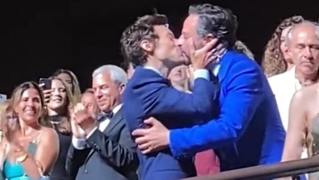 Harry Styles dá beijão em ator durante o Festival de Cinema de Veneza Harry Styles beija Nick Kroll no Festival de Cinema de Veneza (Reprodução)