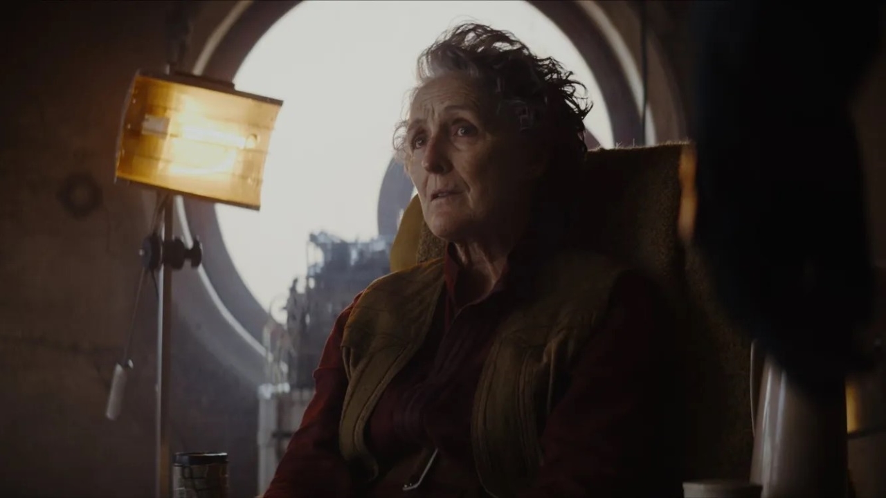 Fiona Shaw como Maarva em cena de Andor (Reprodução / Disney+)