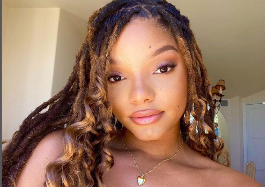 A cantora e atriz Halle Bailey aparece em um close