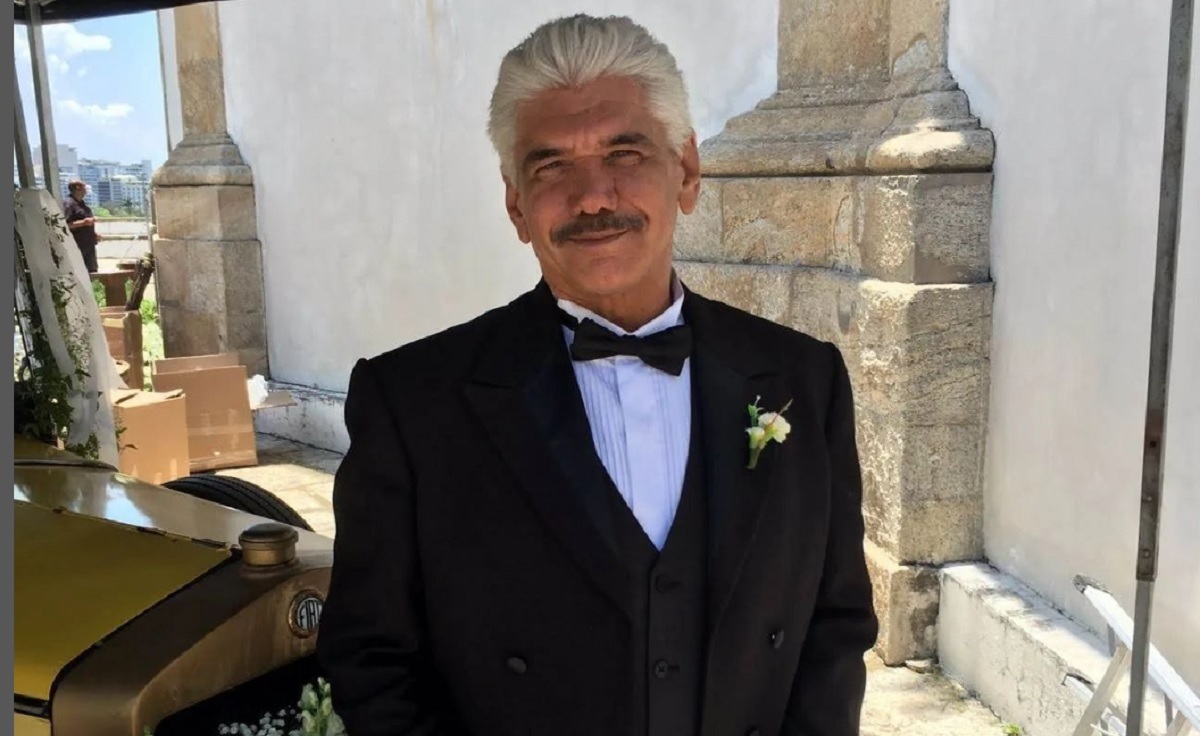 Todas as Flores tem estreia adiada após prisão e troca de ator 2 Jackson Antunes posa vestindo um smoking