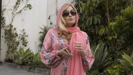 Jennifer Coolidge como Tanya em The White Lotus