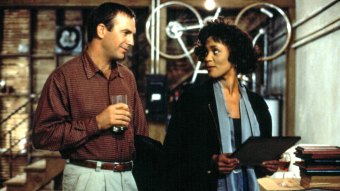 Kevin Costner como Frank e Whitney Houston como Rachel em O Guarda-Costas