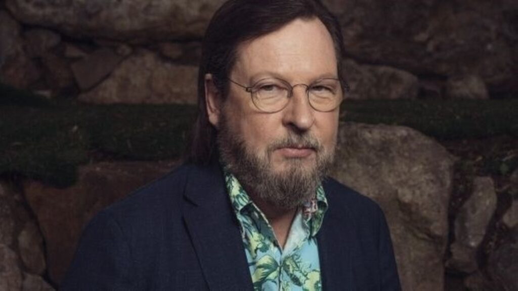 Lars Von Trier admite dificuldade em lidar com Parkinson: “Me sinto mais estúpido” Lars Von Trier (Reprodução)