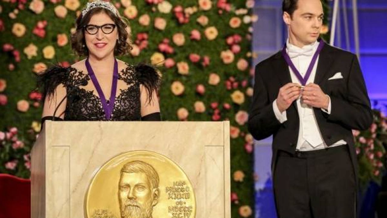 Mayim Bialik como Amy e Jim Parsons como Sheldon ganhando o Prêmio Nobel em The Big Bang Theory (Reprodução)