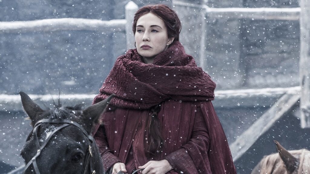 Game of Thrones teve erro grotesco e fãs criaram teoria para ‘passar pano’ Melisandre (Carice Van Houten) em Game of Thrones (Reprodução)