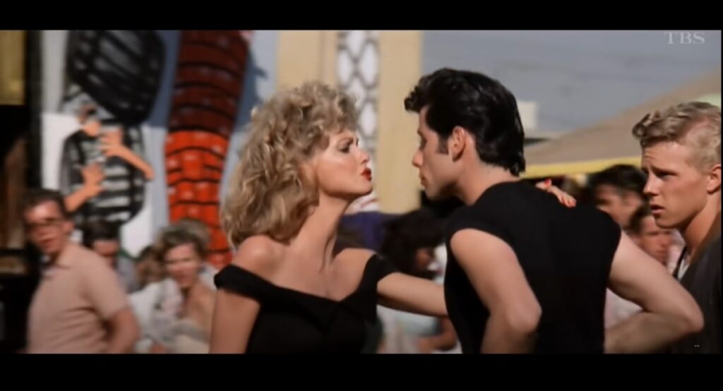 Grease – Nos Tempos da Brilhantina | Filme tem problemas que fãs fingem não ver Olivia Newton-John e John Travolta em cena de Grease (Reprodução/ Youtube)
