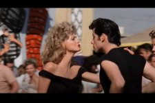 Olivia Newton-John e John Travolta em cena de Grease (Reprodução/ Youtube)