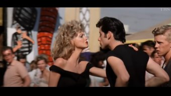 Olivia Newton-John e John Travolta em cena de Grease (Reprodução/ Youtube)