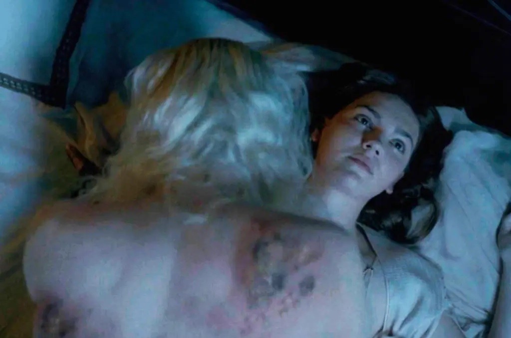 Viserys (Paddy Considine) e Alicent (Emily Carey) em cena de A Casa do Dragão (Reprodução / HBO)