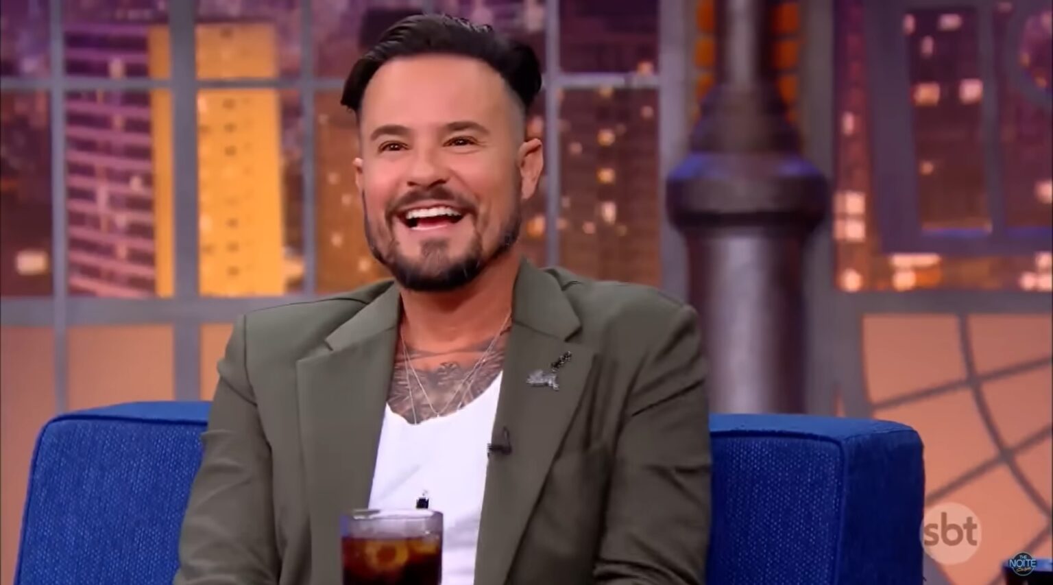 Paulo Vilhena rindo em entrevista no The Noite com Danilo Gentili
